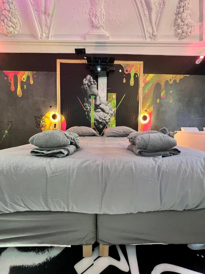 Apartment Capsule Art Deco: Luxe Entertainment With Jacuzzi
