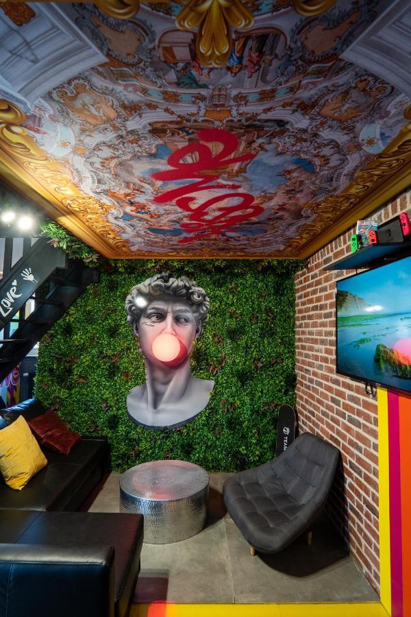 Capsule Art Deco: Luxe Entertainment With Jacuzzi *