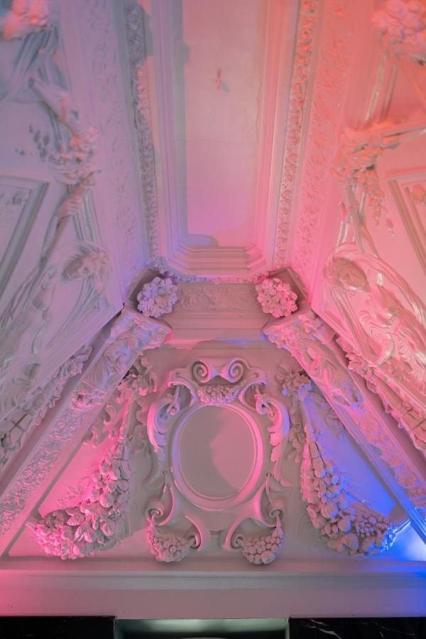 Capsule Art Deco: Luxe Entertainment With Jacuzzi *